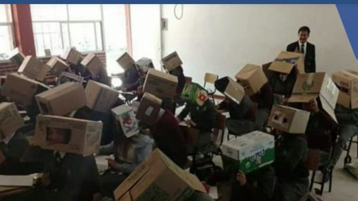Metoda unui profesor din Mexic pentru ca elevii să nu copieze la examene: le-a pus cutii de carton pe cap