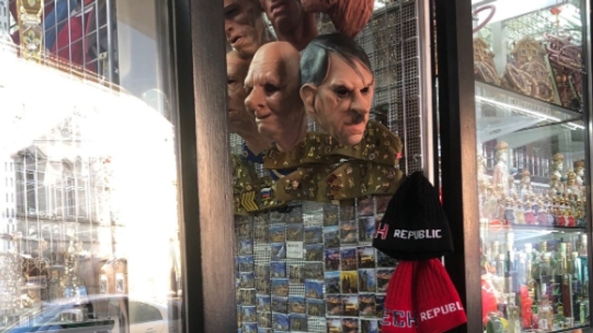 Poliția cehă a deschis o anchetă după ce un magazin din Praga a vândut măști cu Hitler de Halloween! „De ce e această mizerie la vânzare?”