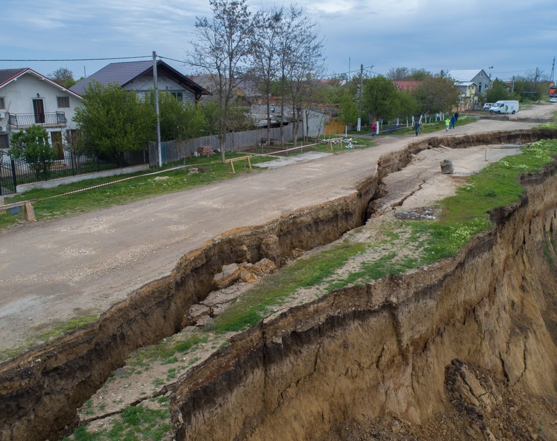 UPDATE/Imaginile dezastrului. Situația se complică la Cumpăna, acolo unde alunecările de teren amenință comuna. Comisie de evaluare, la ordinul Prefectului