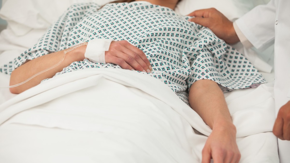 femeie pe patul de spital