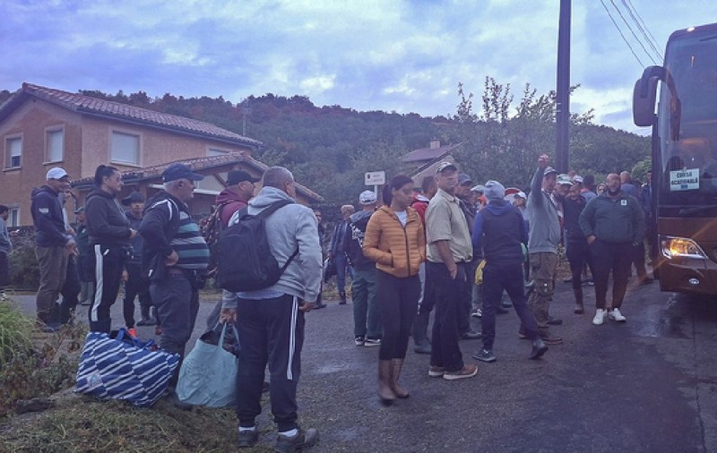 50 de români plecați din Satu Mare la cules de struguri în Franța s-au rătăcit într-un sat de lângă Lyon: „La ora 6 dimineața, asta e o surpriză”