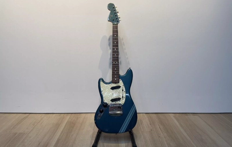 Chitara lui Kurt Cobain din „Smells Like Teen Spirit” și obiecte rare ale The Beatles, scoase la licitație la New York