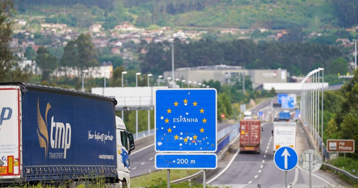 Mai multe TIR-uri întră în Spania pe o autostradă care vine din Portugalia, 16 aprilie 2026