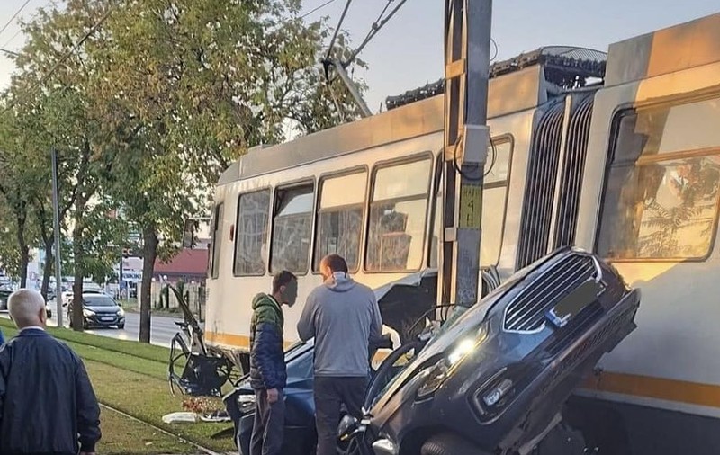 Bărbatul mort în accidentul de tramvai din București era soțul femeii stropite cu benzină în Parlament și angajat SPP | SURSE