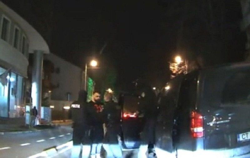 Un tânăr din Constanța a vrut să agreseze un șofer, dar brusc din mașina acestuia au coborât mascații, care l-au luat pe sus | VIDEO