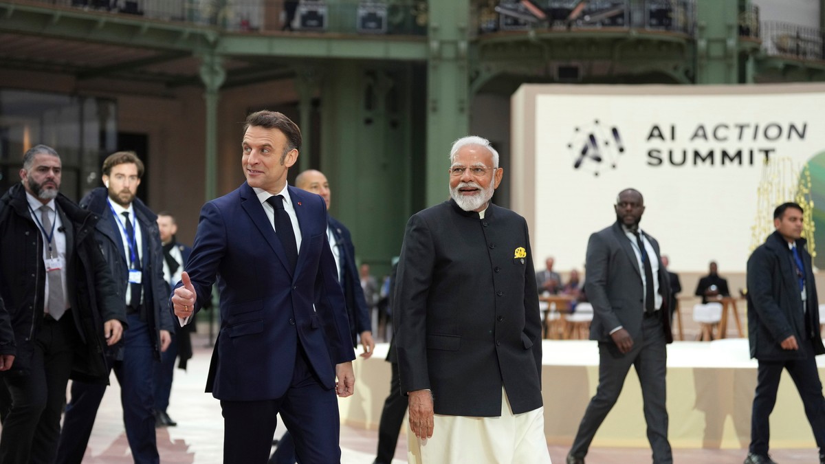 Emmanuel Macron, lângă Prim-Ministrul Indiei, Narendra Modi, în timpul summit-ului Action AI de la Paris.