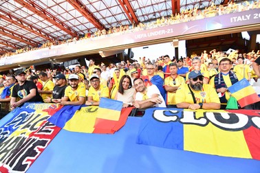 Suporterii României au colorat în galben stadionul din Cesena FOTO: EPA-EFE/ALESSIO TARPINI