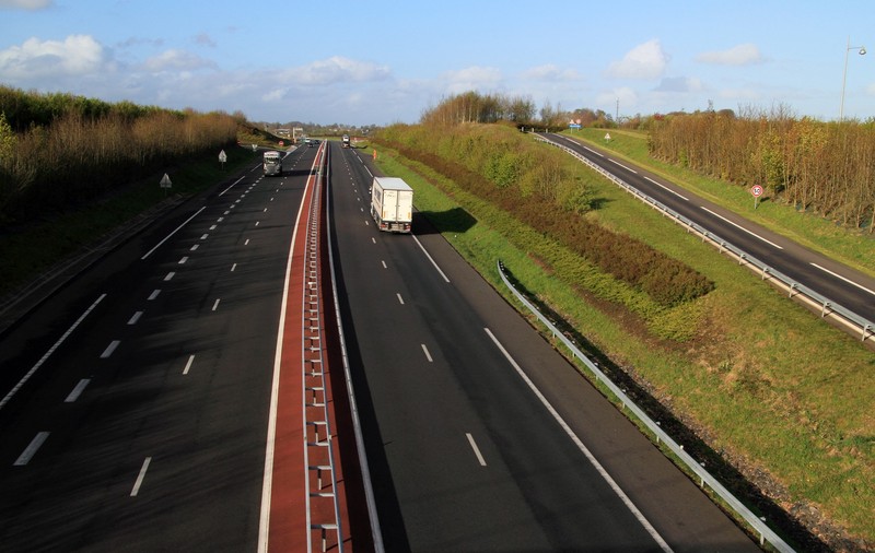 Două camioane s-au ciocnit când unul dintre șoferi salva de la moarte o tânără de 30 de ani, pe o autostradă în Franța