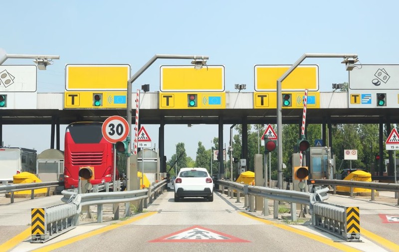 Un șofer a trecut de 252 de ori prin stațiile de taxare de pe autostradă și nu a plătit niciodată, în Franța. Ce i-a spus procurorul în instanță