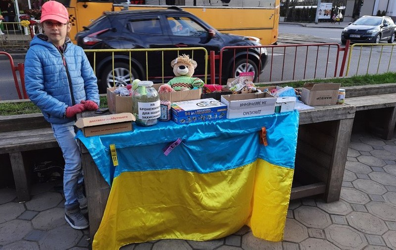Mai mulți copii din Odesa își vând jucăriile pentru a ajuta armata. „Vrem ca Ucraina să învingă Rusia mai devreme”