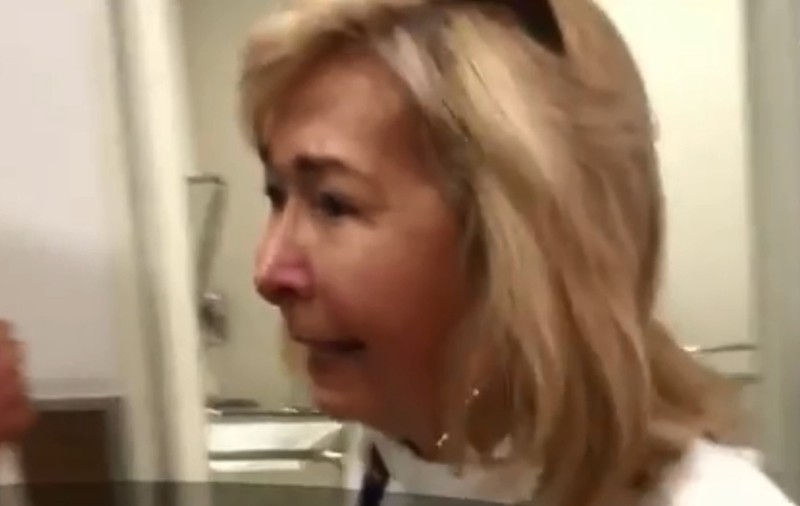 O turistă din America a stat captivă o oră în toaleta unui mall din Ploiești! Un șofer a scos-o de acolo cu o metodă "românească"