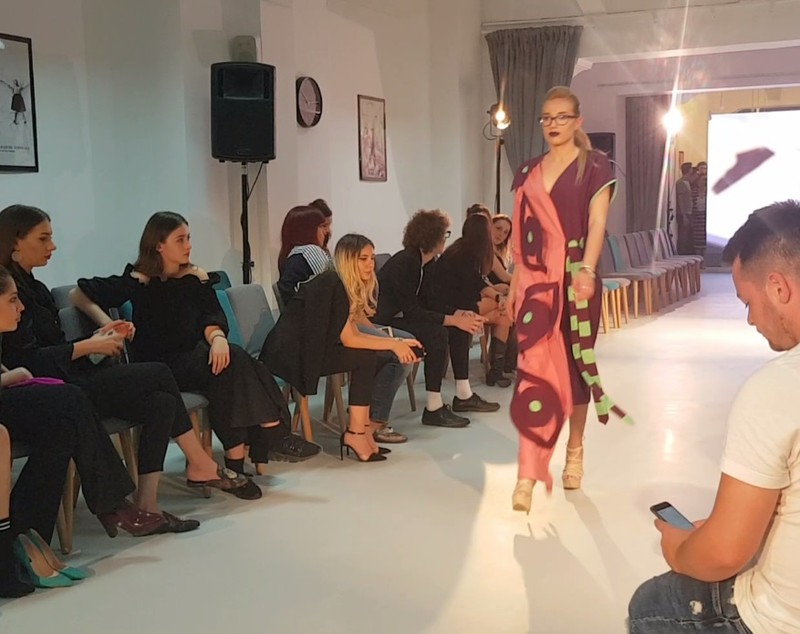 VIDEO/ Cum să ajungi designer vestimentar când nu știi să coși. Visul clădit din bucăți de material