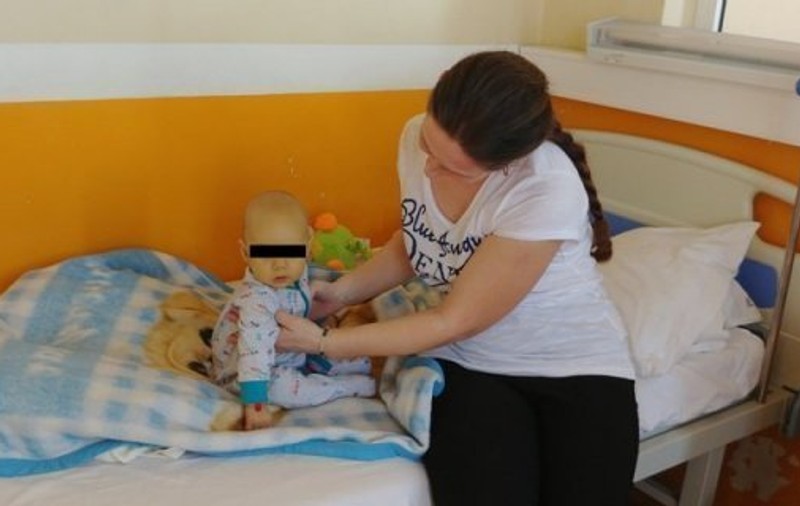 Un băiețel de doar câteva luni din Iași a primit o parte din ficatul mamei lui. Transplantul a avut loc în Belgia
