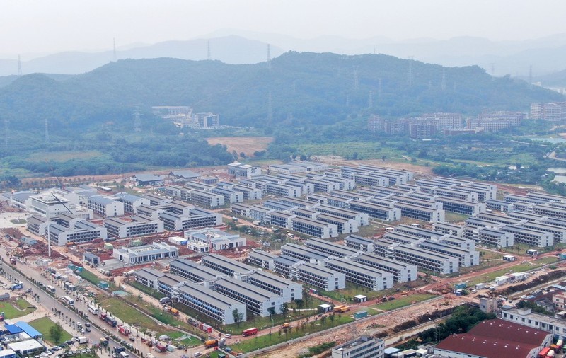 Megacomplexul ridicat de China pentru  străinii care vin în țară. A costat cât Arena Națională, dar e de 40 de ori mai mare. Mesele vor fi livrate de roboți