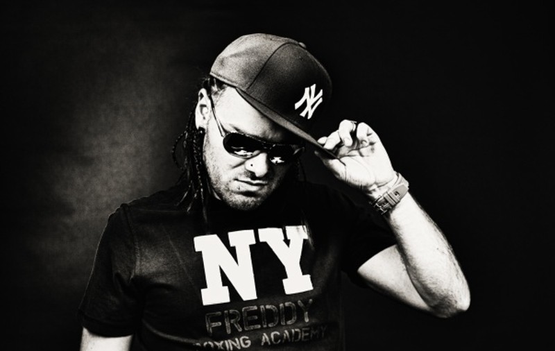 Super ED a lansat videoclipul "Las-o jos" |  VIDEO
