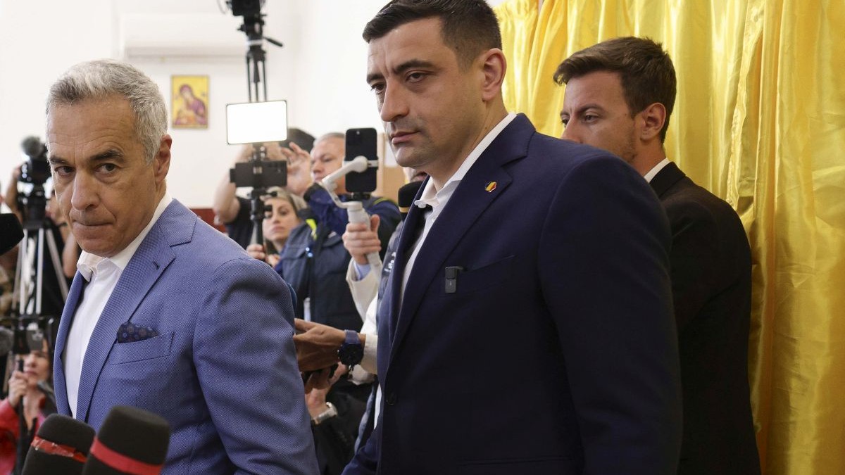 Călin Georgescu și George Simion în secția de votare
