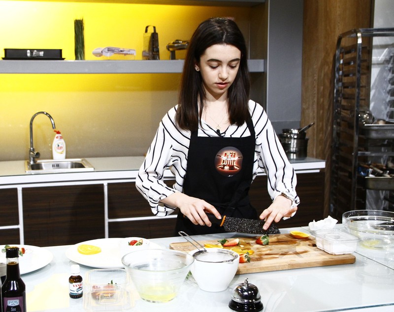 Fata lui Sorin Bontea e fan Cătălin Scărlătescu! La 16 ani, Miruna face prăjituri mai bune decât tatăl ei