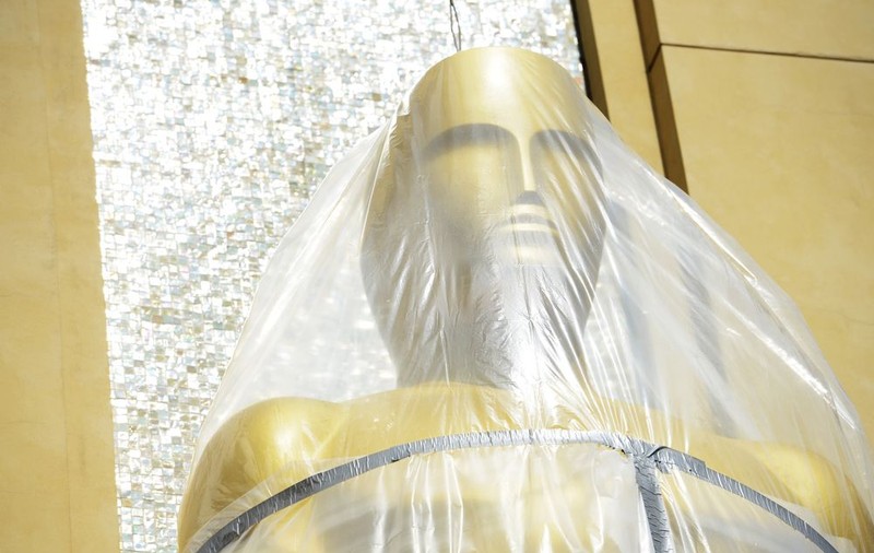 S-a ajuns şi la asta! A fost creată O STATUETĂ OSCAR CARE ÎŞI INJECTEAZĂ HEROINĂ ÎN BRAŢ pe Hollywood Boulevard