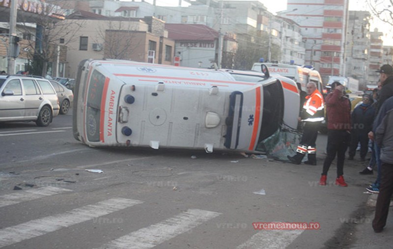 O ambulanță s-a răsturnat în județul Vrancea. Trei persoane, între care un copil de trei ani, au fost rănite
