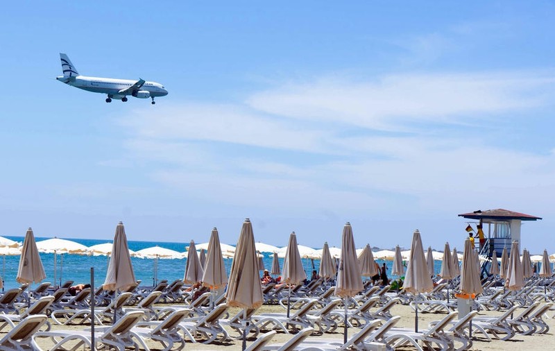Oferta unei companii aeriene grecești pentru familii: rezervi o vacanță, copilul zboară gratuit
