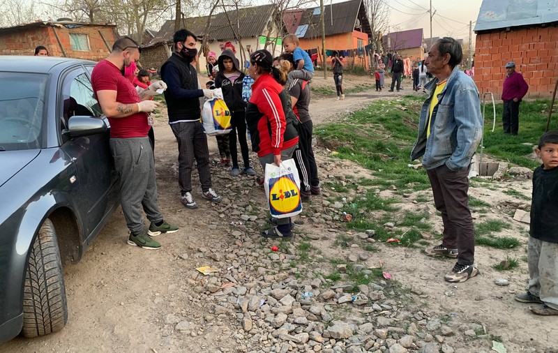 Voluntarul care le duce pâine romilor dintr-un cartier sărac, amenințat de primar. “Sunt câțiva deștepți care vor să profite, să iasă de 50 de ori pe zi din casă”