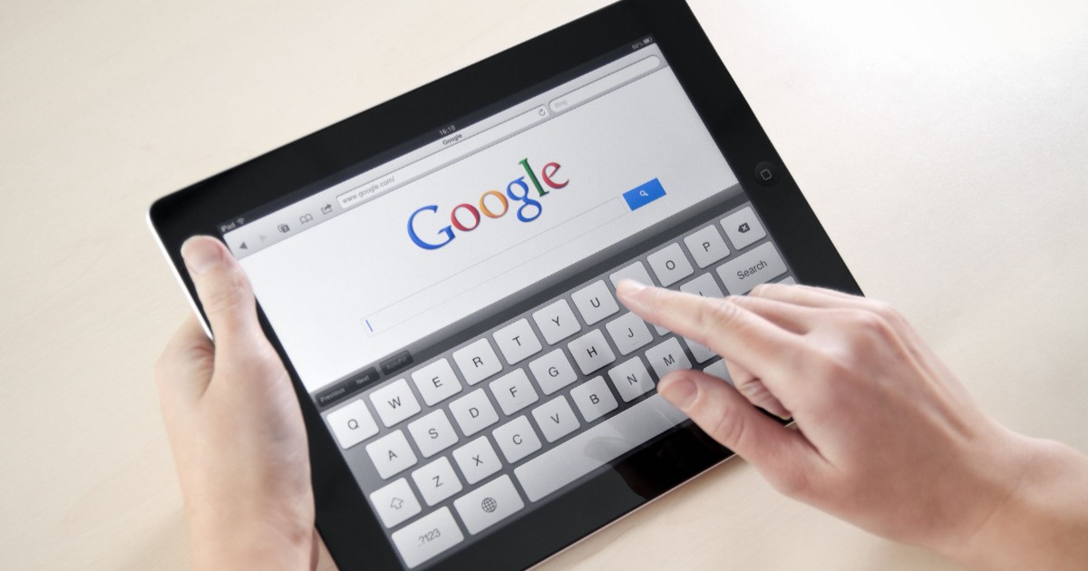O femeie pe pagina de căutare Google, pe tabletă