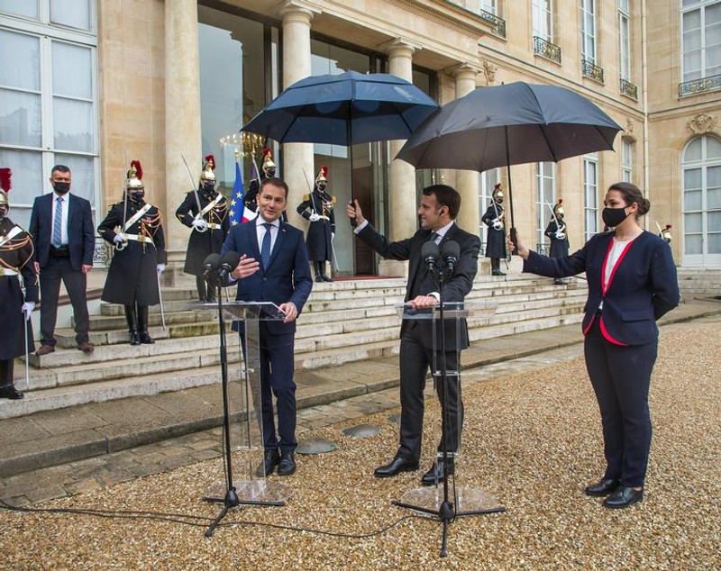 Emmanuel Macron a ținut singur umbrela la un eveniment cu premierul slovac Igor Matic