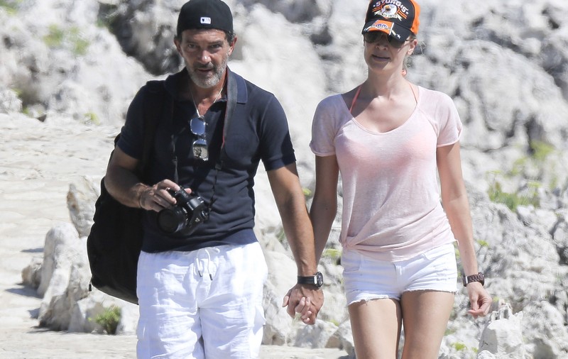 ANTONIO BANDERAS, cu IUBITA NOUĂ LA PLAJĂ, după DIVORŢUL DE MELANIE GRIFFITH! FOTO