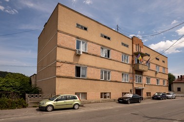 Parchetul e în aceeaşi clădire cu Judecătoria Brad, într-o fostă cazarmă militară