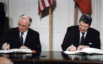 Președinții SUA, Ronald Reagan, și URSS, Mihail Gorbaciov, semnează tratatul privind reducerea armelor nucleare de rază medie ale celor două superputeri, în 1987 | Foto: Profimedia