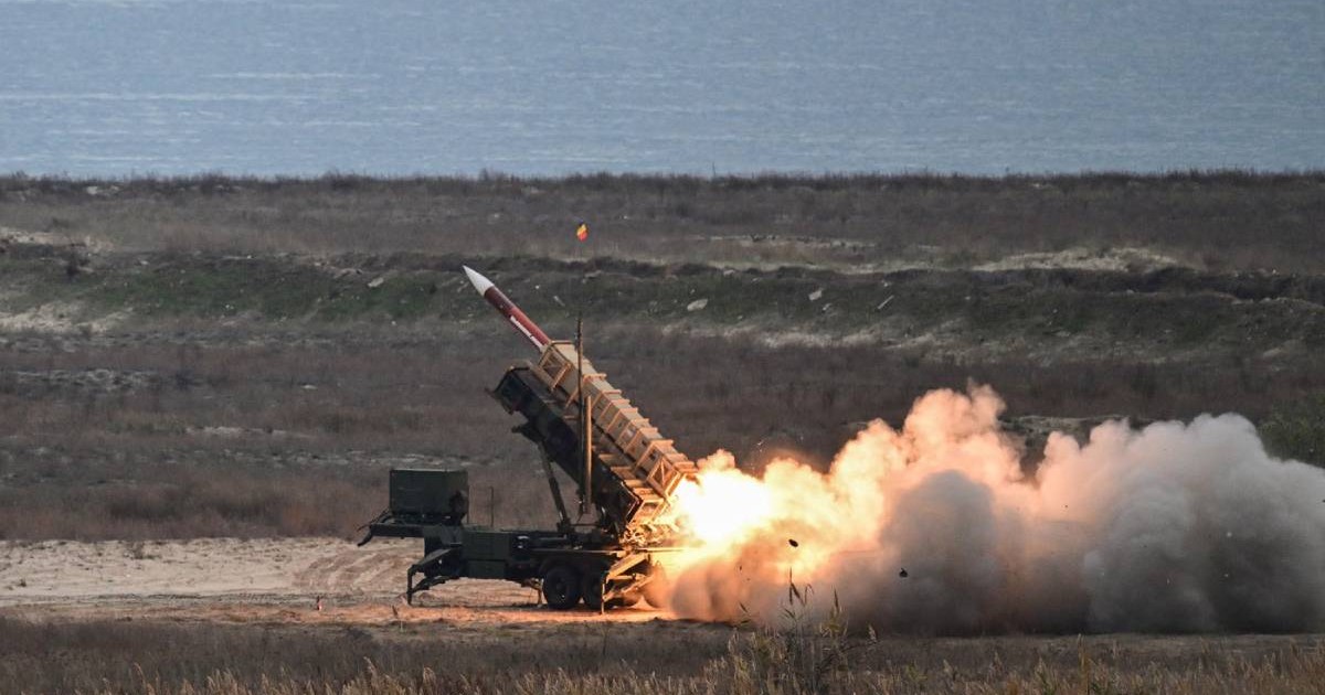 Un lansator de rachete Patriot al armatei române trage cu o rachetă ATM PAC-2 în timpul unui exercițiu militar la poligonul de tragere militar Capu Midia de la Marea Neagră, pe 15 noiembrie 2023