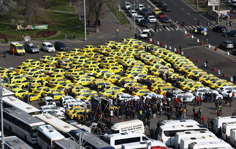 UPDATE / Transportatorii s-au înțeles cu Guvernul. Protestul din Piața Victoriei s-a încheiat cu trei ore mai devreme