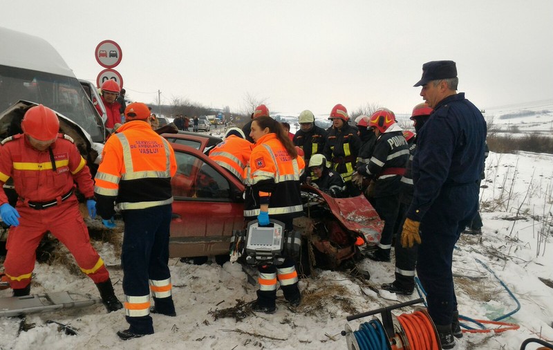 Un mort și două persoane încarcerate într-un accident în Vaslui în care a fost implicat un microbuz cu 10 călători/FOTO