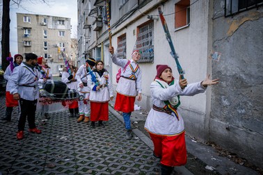 Pentru urături, colindătorii primesc bani de la oamenii care ies la geamuri să îi asculte