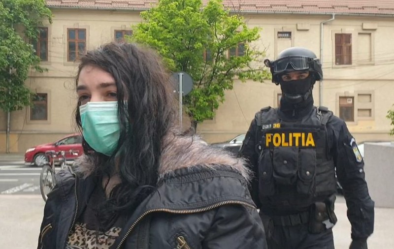 VIDEO  | Tânără din Timișoara, acuzată de legături cu Statul Islamic. Ce au găsit polițiștii în urma perchezițiilor
