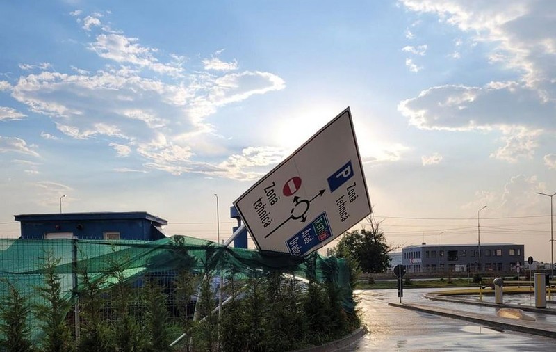 Un avion TAROM nu a mai decolat de la Oradea din cauza vântului. O parte din gardul aeroportului, doborâtă de rafale