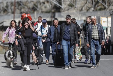 Un grup de ruși care a trecut prin vamă la punctul de control al frontierei dintre Georgia și Rusia de la Verkhnii Lars, Georgia, 27 septembrie 2022. Sursă foto: EPA