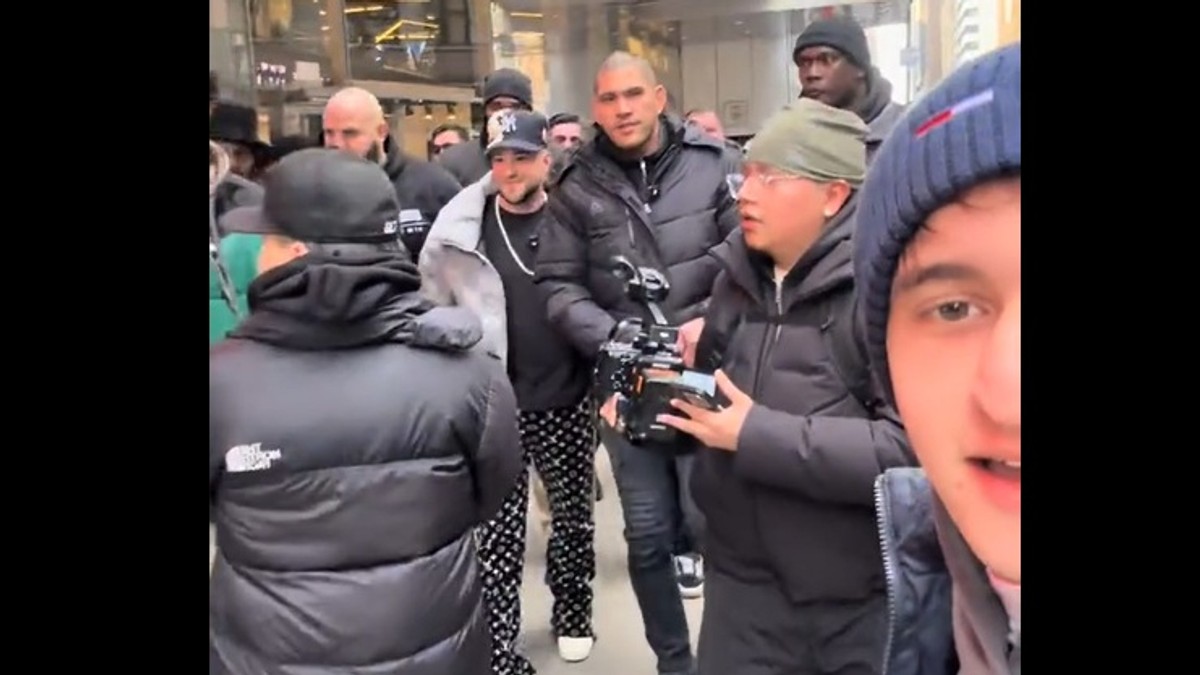 Tânărul român Răzvan Ghenea a primit un tean de bani de la Alex Pereira pe stradă în SUA