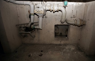 Pătratul din perete este ieșirea de urgență prin care ar trebui oamenii să se târască afară