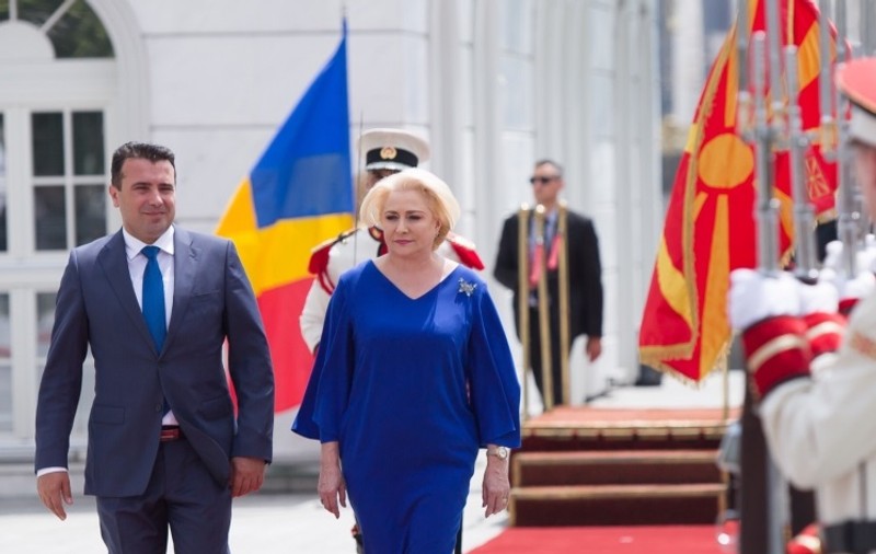 Dăncilă, o nouă gafă în turneul din Balcanii de Vest: "Mă bucur să fiu (...) primul ministru care vizitează Macedonia"; Cum i-a numit pe locuitori (VIDEO)