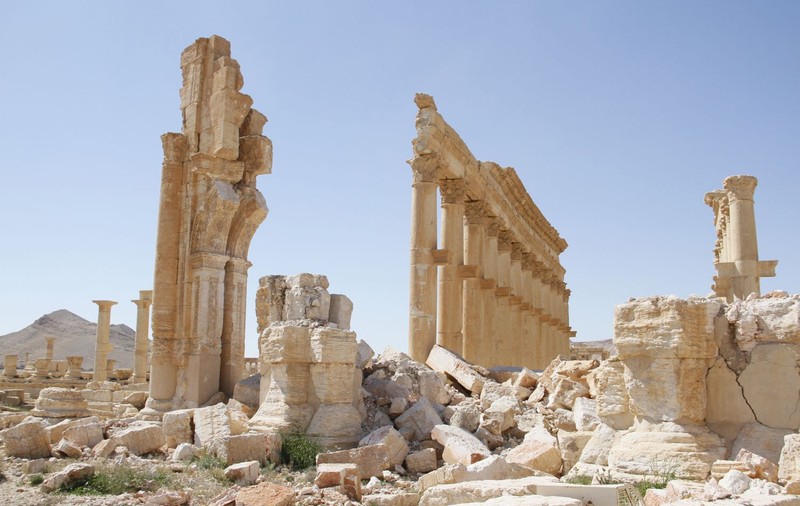 O groapă comună, descoperită în Palmira. Câţi oameni au îngropat aici membrii ISIS