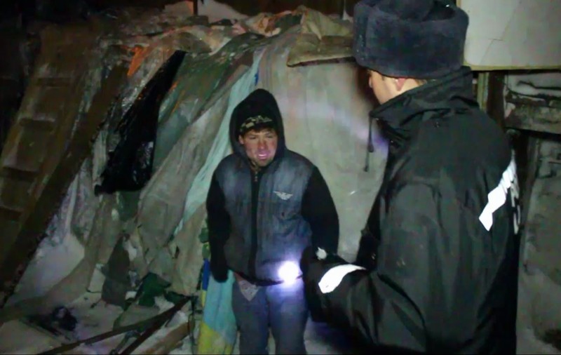Oamenii străzii au fost salvați de polițiști din calea viscolului. Unii au refuzat să fie adăpostiți și au dormit sub cerul liber chiar și la minus 19 grade Celsius