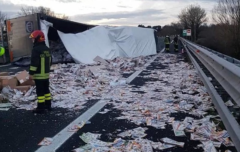Camion condus de un român, răsturnat pe o autostradă din Italia. Șoferul a fost rănit