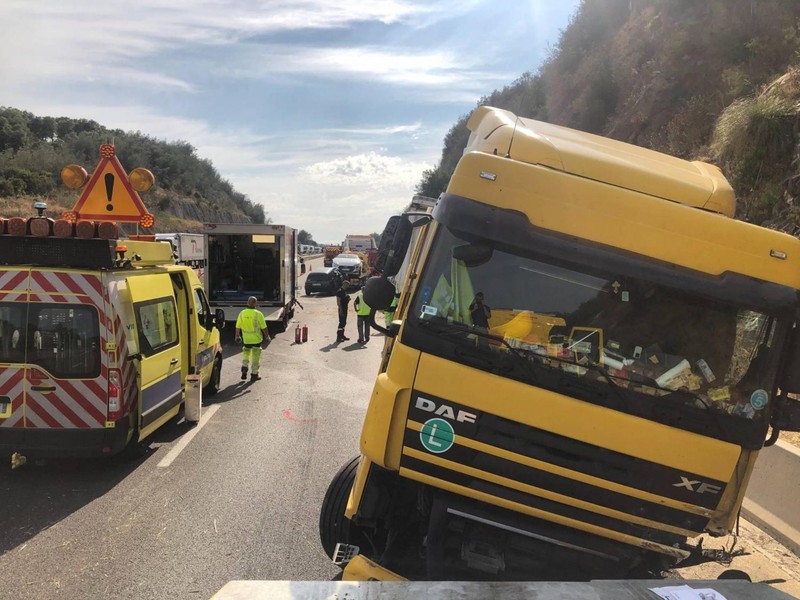 Cauciucul stânga față a explodat în mers. Foto: Twitter