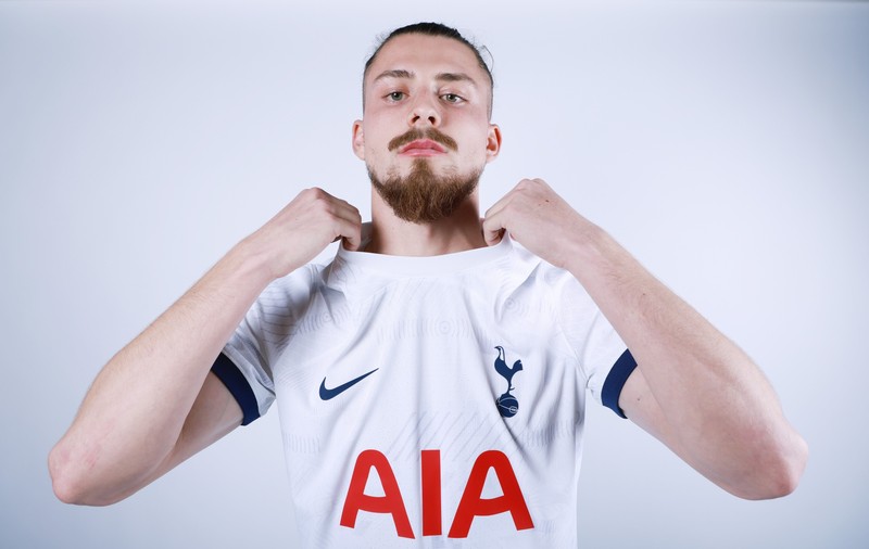 Radu Drăguşin a debutat la Tottenham, în remiza de la Manchester United. Cum s-a descurcat internaționalul român