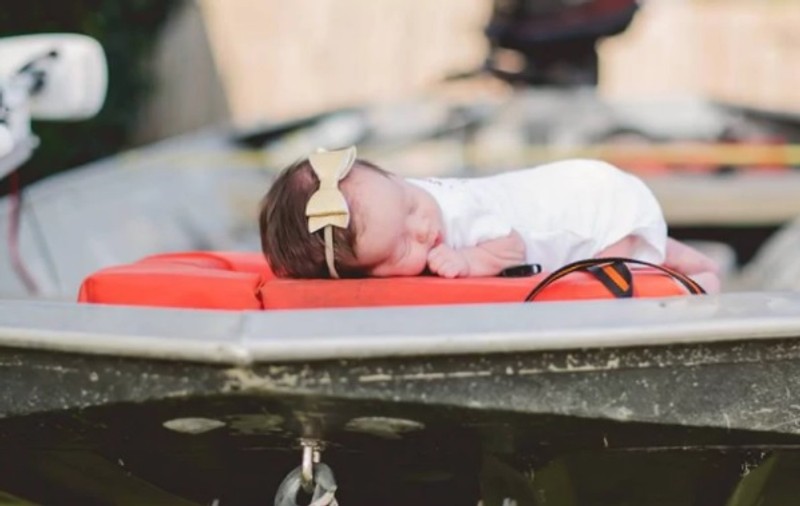 Un bebeluș salvat în urma uraganului Harvey a revenit pe barca folosită în operațiune pentru o ședință foto