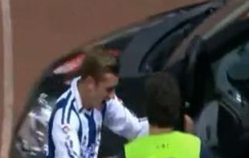 Video | Un fotbalist a sărbătorit golul urcându-se în maşina sponsorului
