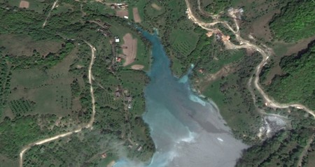 Captură Google Earth din 2011. Capătul lacului e încă subțire