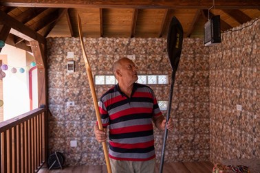 Vasile Dîba, în foișorul casei din Jurilovca, alături de două obiecte dragi | Foto: Vlad Chirea