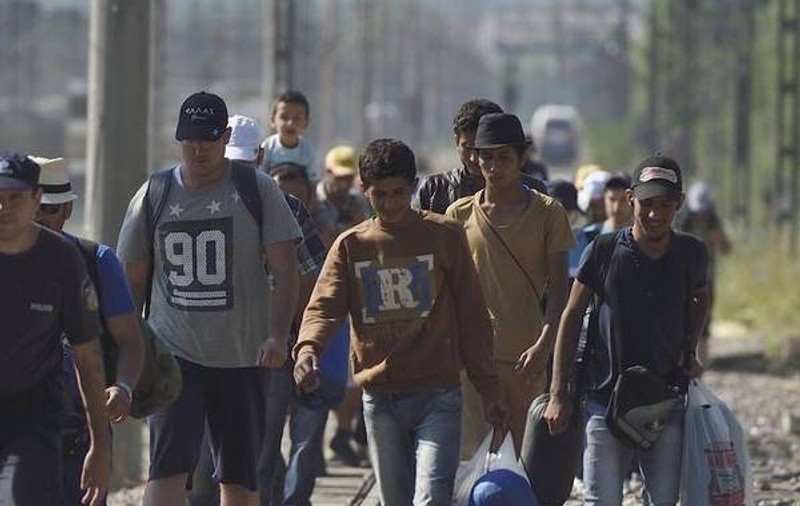 Sute de imigranți au plecat pe jos spre Budapesta